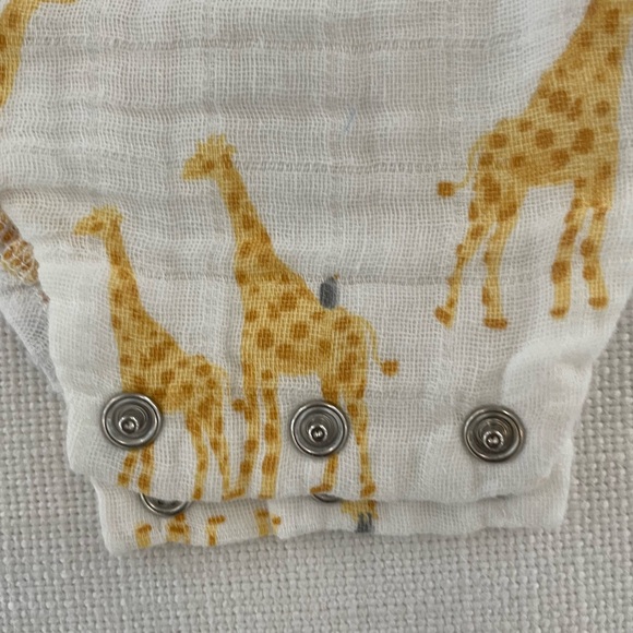 🦒 👶🏻 CUTEST baby romper with giraffe print by Mud Pie in size 0-3 months! - Picture 5 of 7